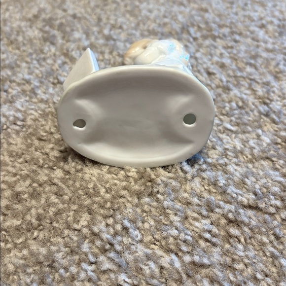 Hallmark Studio B - Little Girl Kneeling in Prayer w Bible - Porcelain Figurine - Picture 4 of 9